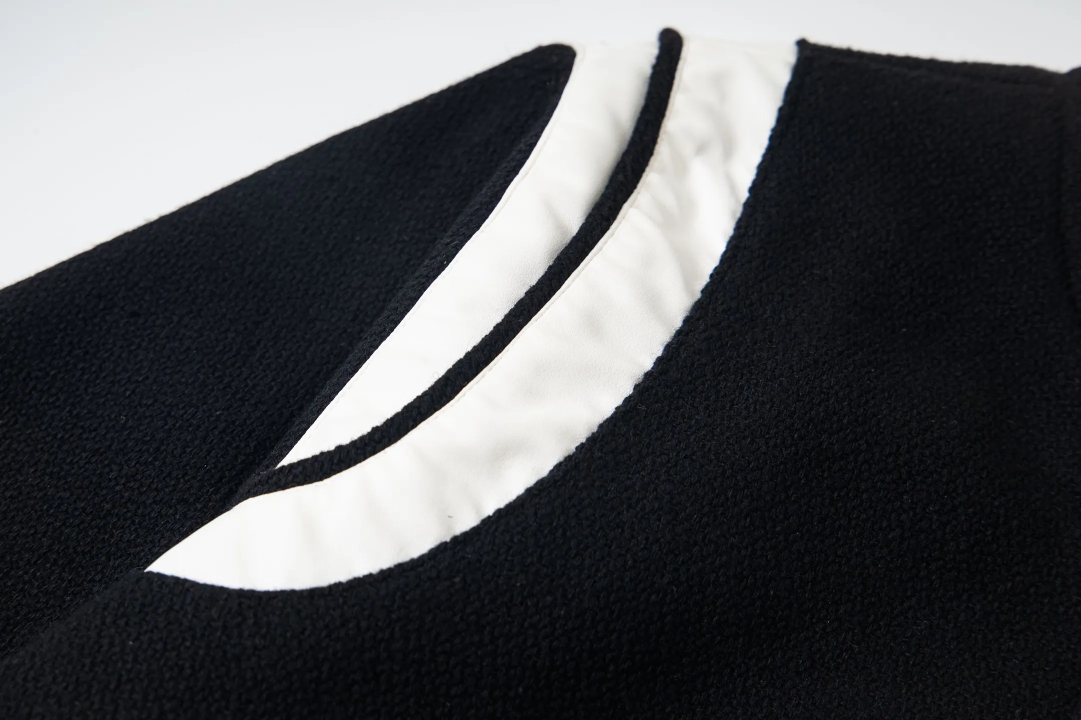 P480 high version in stock, all sizes Saint Laurent Paris slp classic leather patchwork black and white baseball collar jacket, original version 1:1 to develop the highest version on the Internet. It took 2 months to customize pure wool fabric and jacquard ribbing (ordinary machines cannot achieve this jacquard effect), the version is super handsome, and the patchwork position is very particular about parking technology. Whether the whole dress is good or not depends on the position 46-48-50-52
